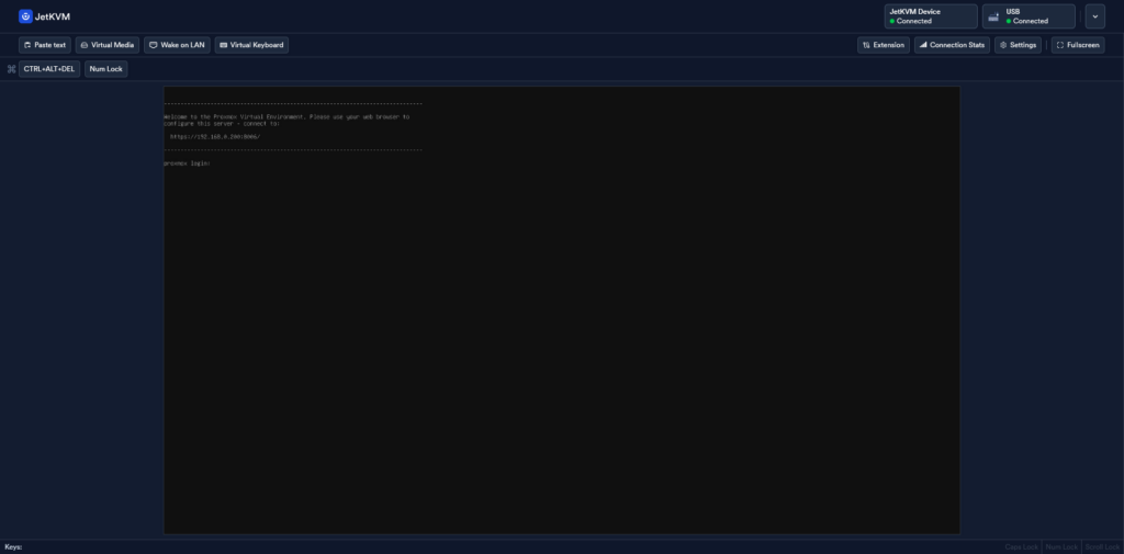 Ein Bildschirmfoto der JetKVM Weboberfläche mit Eingabeflächen sowie einer Bildschrimanzeige des Endgeräts zentral in einem Fenster.